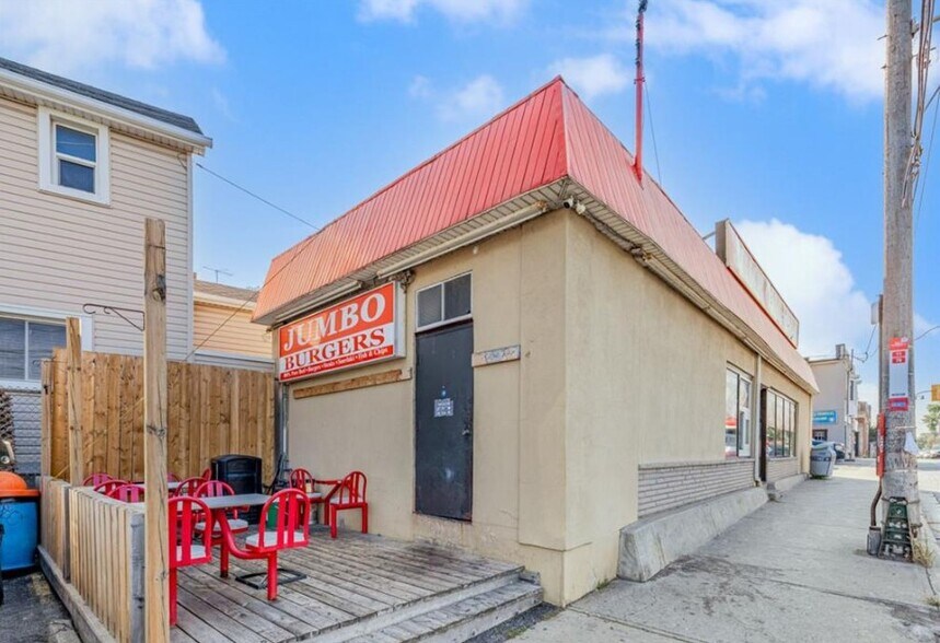 685 Runnymede Rd, Toronto, ON à vendre - Photo de l’immeuble – Image 2 sur 4