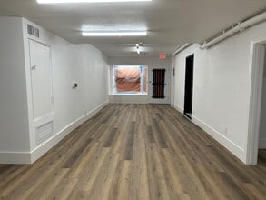 323-325 N Broadway, Santa Ana, CA à louer Photo intérieure– Image 1 sur 4