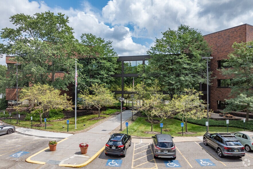 6000 Parkland Blvd, Mayfield Heights, OH à vendre - Photo de l’immeuble – Image 1 sur 45