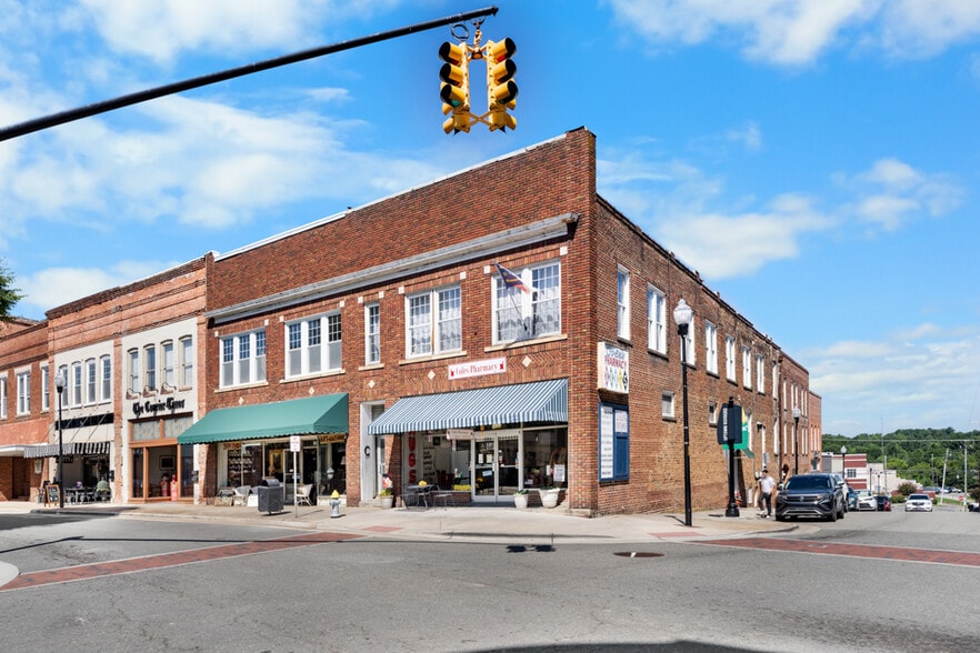 117 N Main St, Roxboro, NC à vendre - Photo principale – Image 1 sur 37