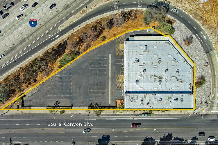 8866 Laurel Canyon Blvd, Sun Valley, CA à louer - Photo de l’immeuble – Image 3 sur 23