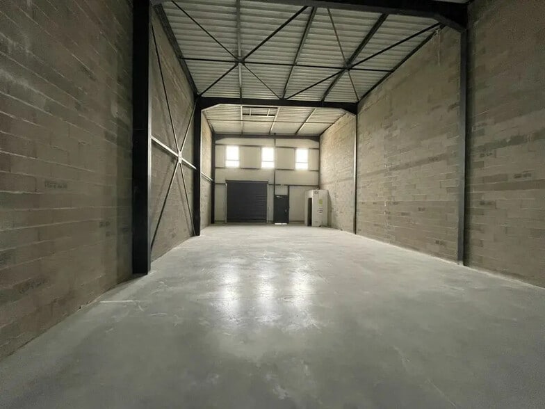 Local d’activités dans Avignon à louer - Photo de l’immeuble – Image 2 sur 3