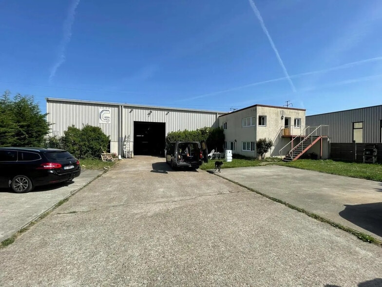 Local d’activités dans Bouafle à louer - Photo de l’immeuble – Image 1 sur 4