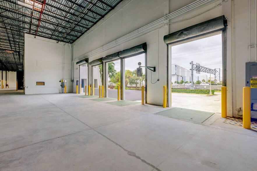 2875 NW 77th Ave, Miami, FL à louer - Photo de l’immeuble – Image 1 sur 28