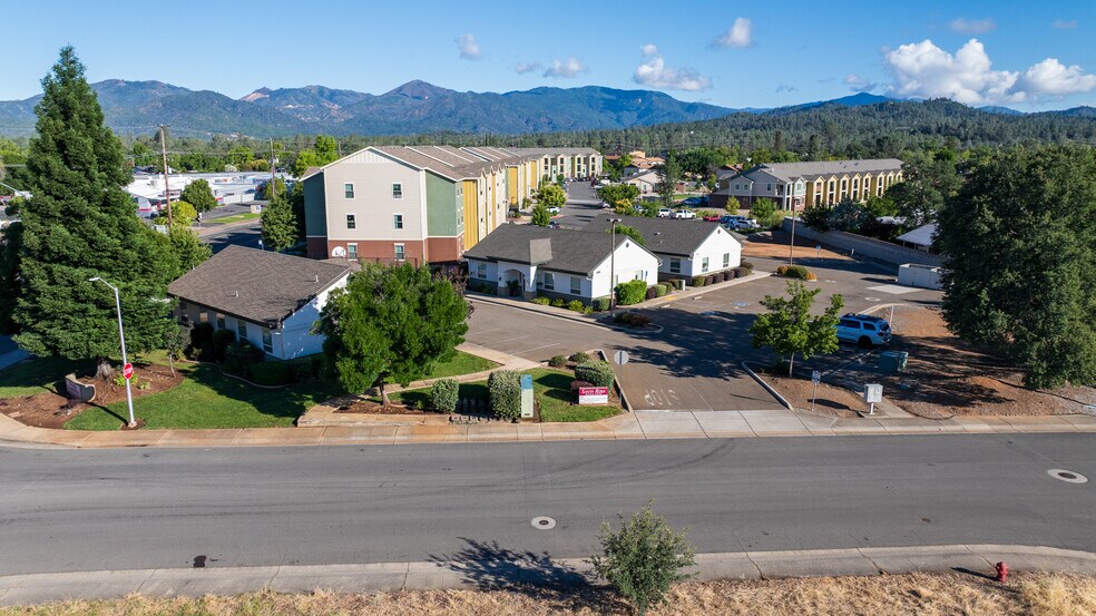 3570 Santa Rosa Way, Redding, CA à louer - Photo de l’immeuble – Image 2 sur 5