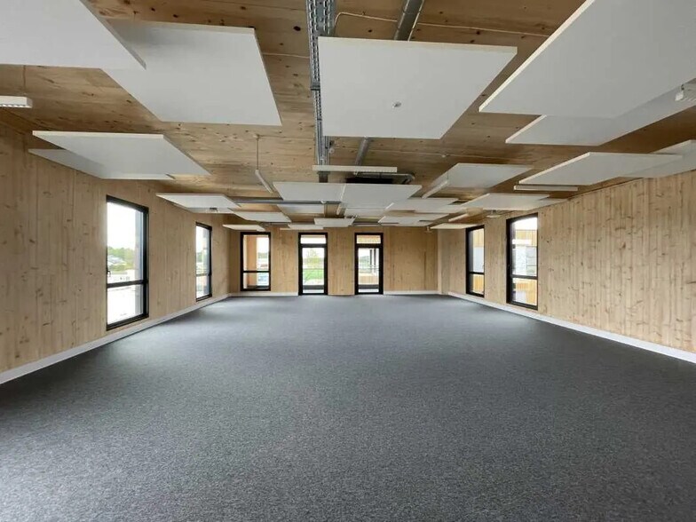 Bureau dans Lacroix-Saint-Ouen à louer - Photo de l’immeuble – Image 2 sur 8