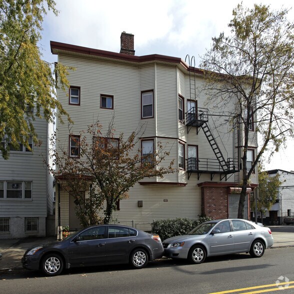 151 Chestnut Ave, Jersey City, NJ à louer - Photo de l’immeuble – Image 2 sur 2