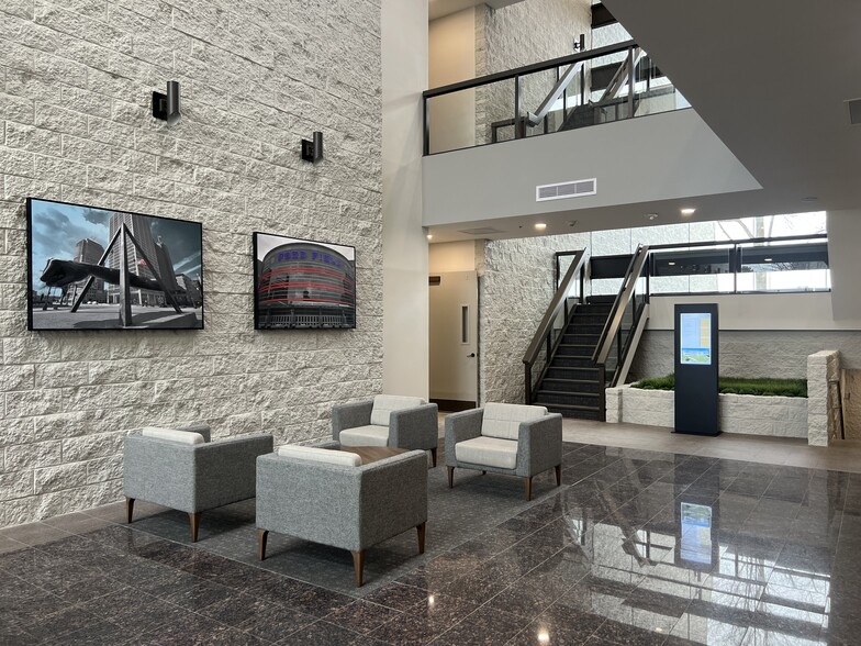 5600 New King Dr, Troy, MI à louer - Photo de l’immeuble – Image 3 sur 8