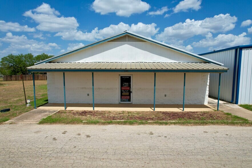 1375 Junior Blvd, Pleasanton, TX à louer - Photo de l’immeuble – Image 3 sur 5