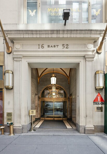 16 E 52nd St, New York, NY à louer - Photo de l’immeuble – Image 2 sur 8