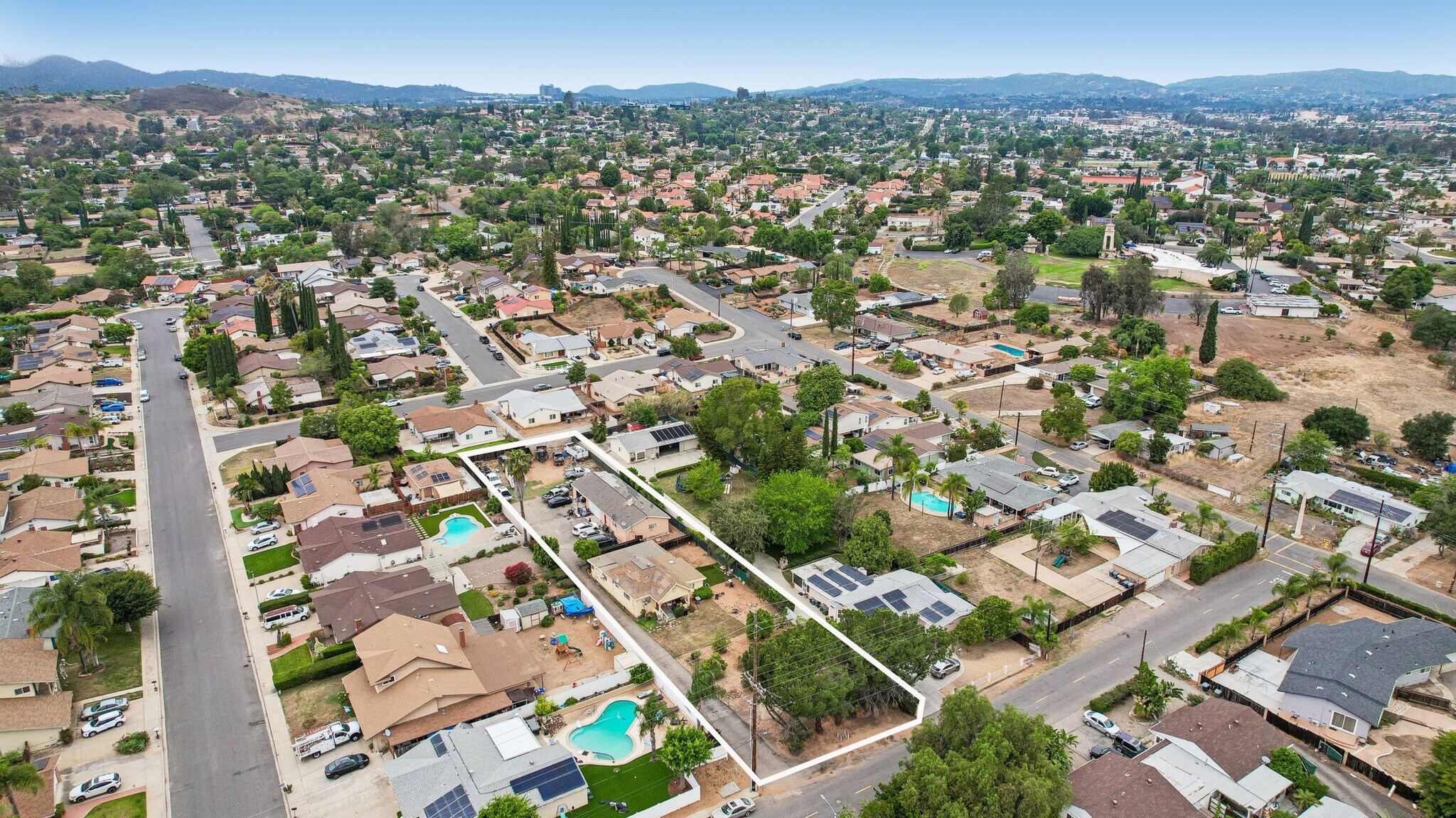 1935 Miller Ave, Escondido, CA à vendre Photo de l’immeuble– Image 1 sur 5