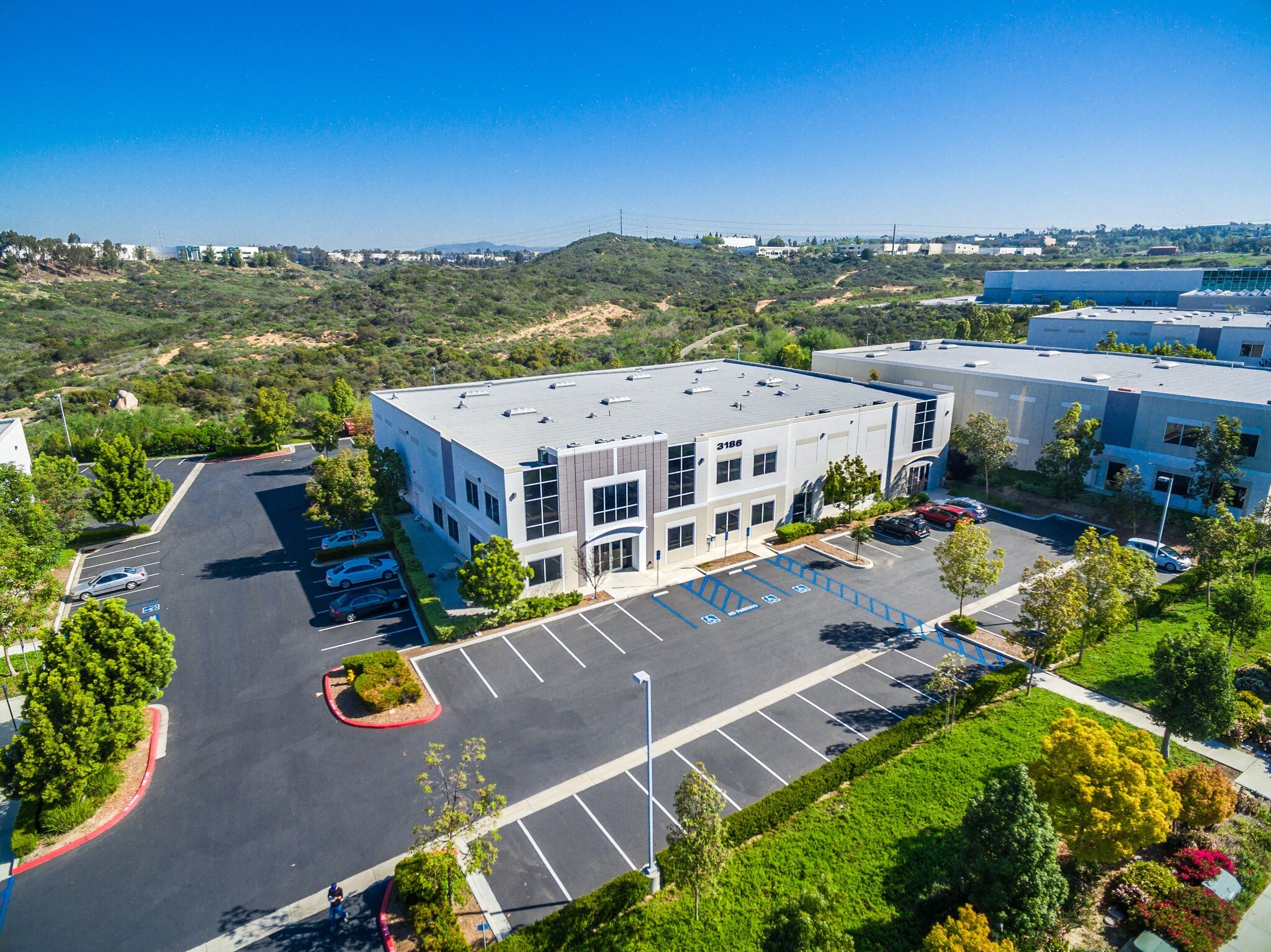 3186 Lionshead Ave, Carlsbad, CA à louer Aérien– Image 1 sur 7