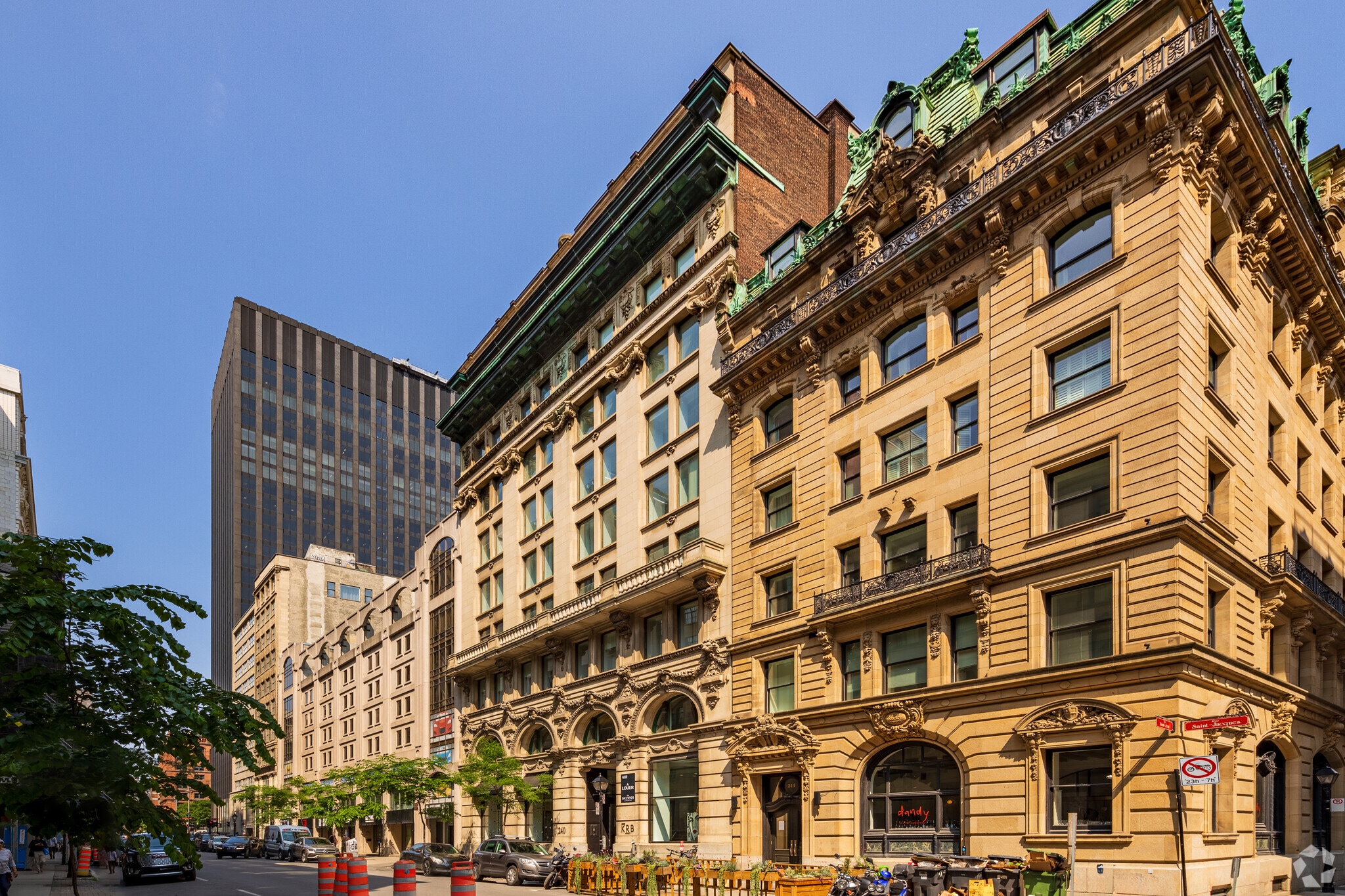 240 Rue Saint-Jacques, Montréal, QC à louer Photo de l’immeuble– Image 1 sur 5