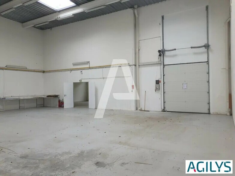 Local d’activités dans Champs-sur-Marne à louer - Photo de l’immeuble – Image 1 sur 10
