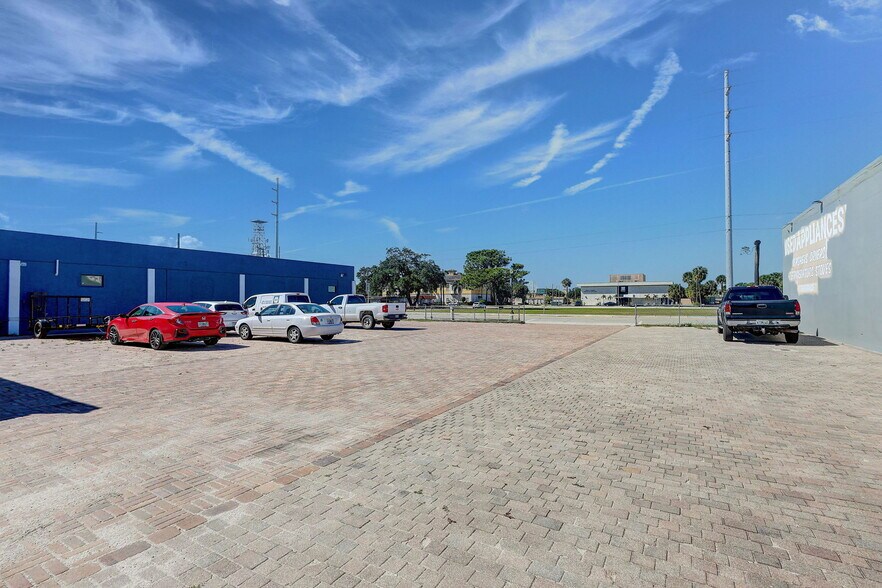519 Delaware Ave, Fort Pierce, FL à louer - Photo de l’immeuble – Image 3 sur 39