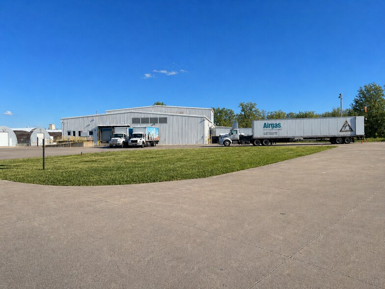 2230 Stewart Rd, Muscatine, IA à vendre - Photo principale – Image 1 sur 11