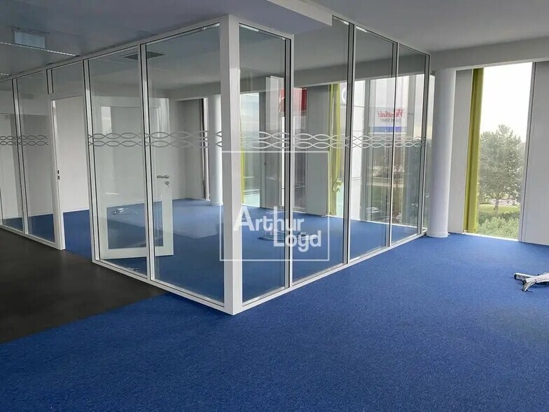 Bureau dans Lieusaint à louer - Photo de l’immeuble – Image 3 sur 5