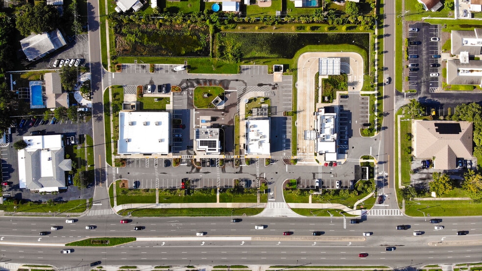 4895 E Bay Dr, Clearwater, FL à vendre - Photo de l’immeuble – Image 3 sur 7