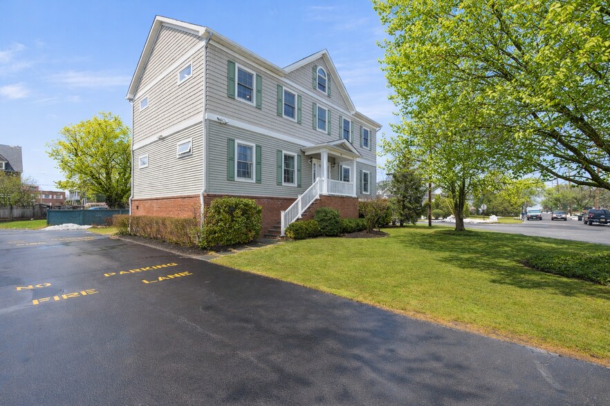 2 Shrewsbury Dr, Rumson, NJ à vendre - Photo de l’immeuble – Image 2 sur 5