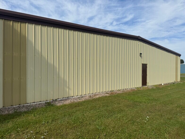 1434 Progress Ln, Omro, WI à louer - Photo de l’immeuble – Image 3 sur 33