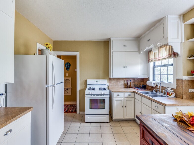 206 Sherwood Dr, San Antonio, TX à louer - Photo de l’immeuble – Image 3 sur 11