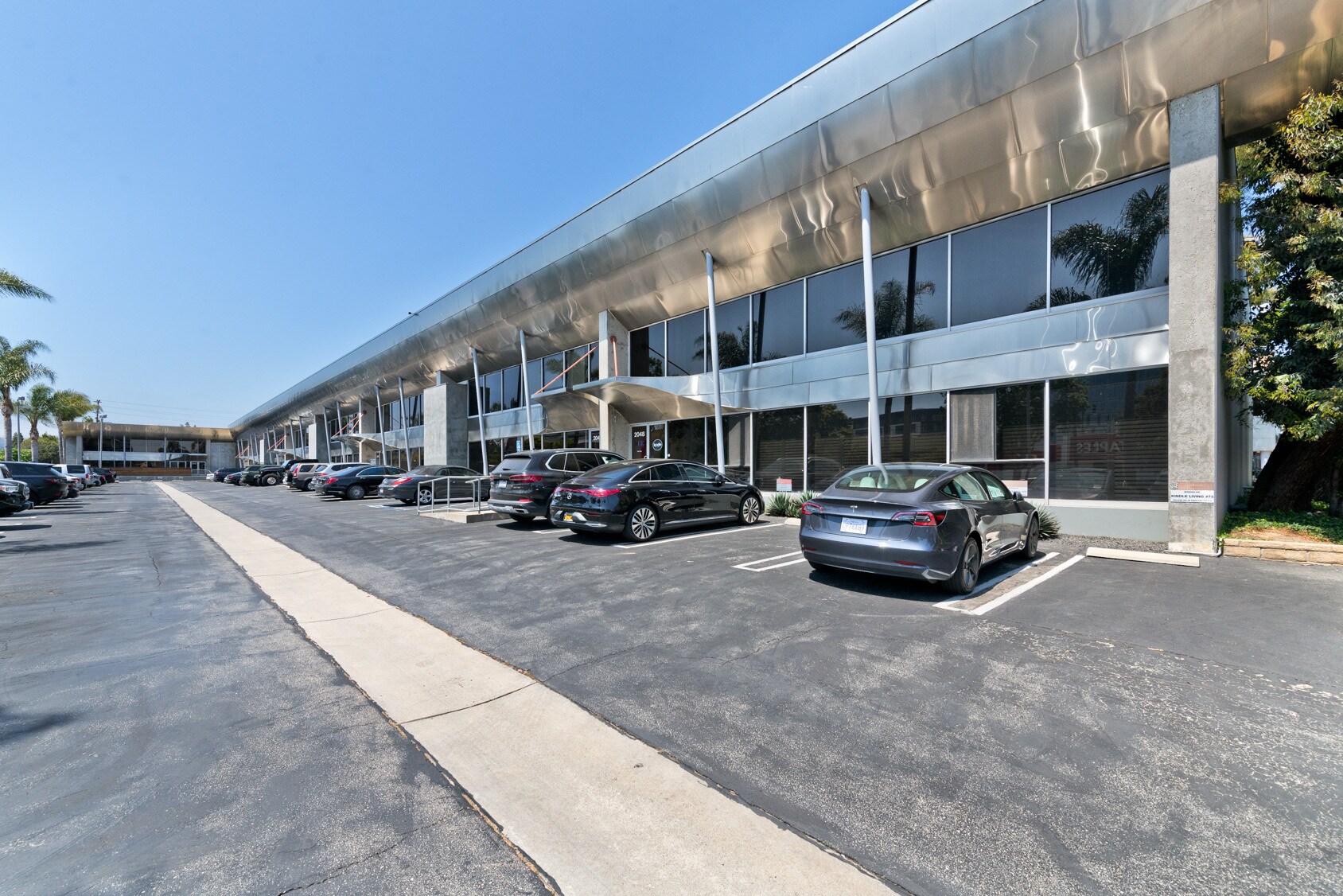 2036-2048 Armacost Ave, Los Angeles, CA à louer Photo de l’immeuble– Image 1 sur 13