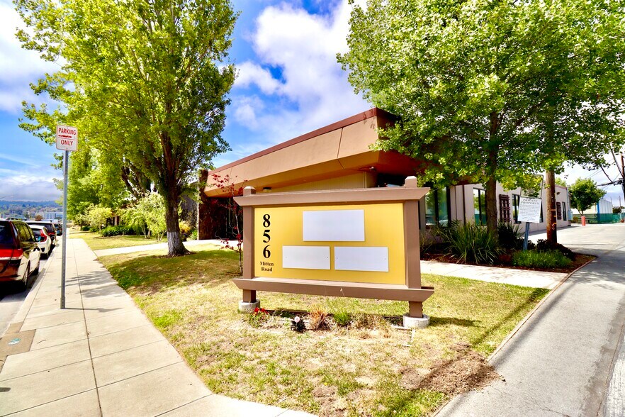 856 Mitten Rd, Burlingame, CA à louer - Photo de l’immeuble – Image 2 sur 12