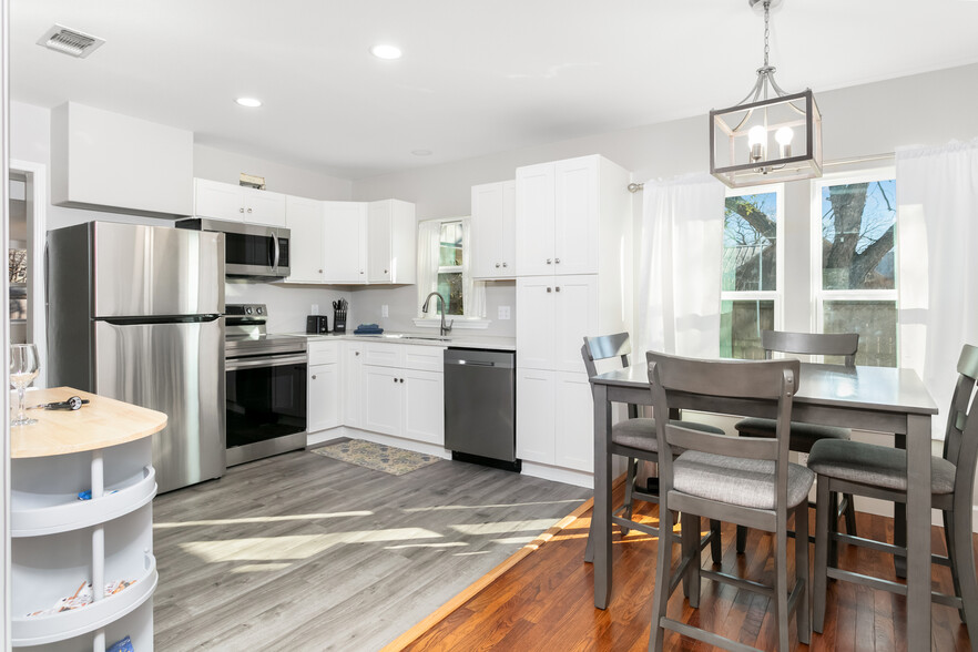 513 S Olive St, Fredericksburg, TX à vendre - Photo de l’immeuble – Image 2 sur 21