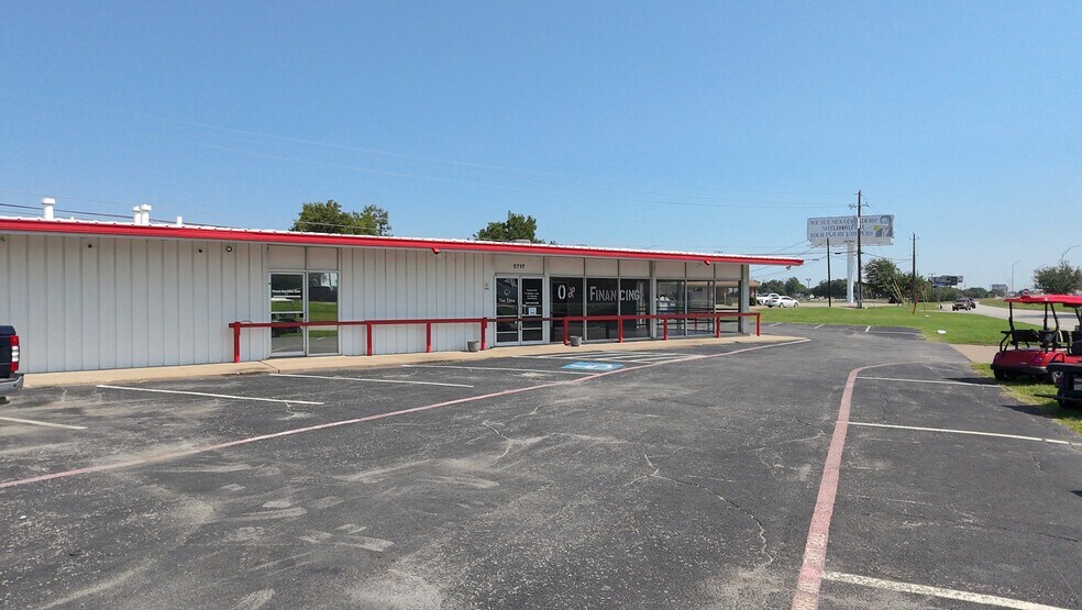 5717 Airport Fwy, Haltom City, TX à louer - Photo de l’immeuble – Image 2 sur 21