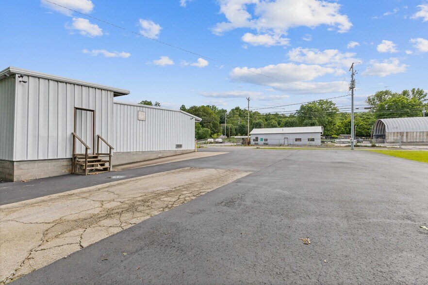 1094 N Main St, Ashland City, TN à vendre - Photo de l’immeuble – Image 3 sur 33