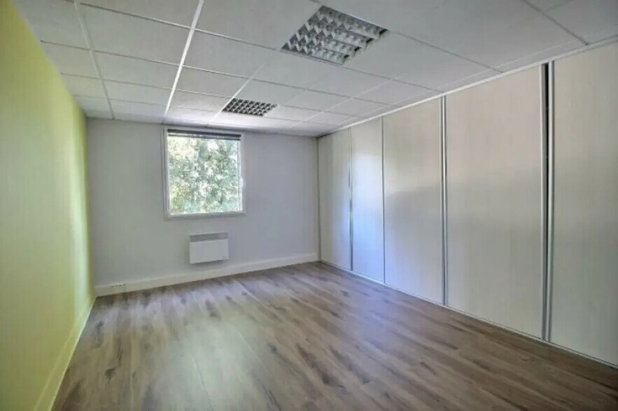 Bureau dans Elbeuf à vendre - Photo de l’immeuble – Image 2 sur 10