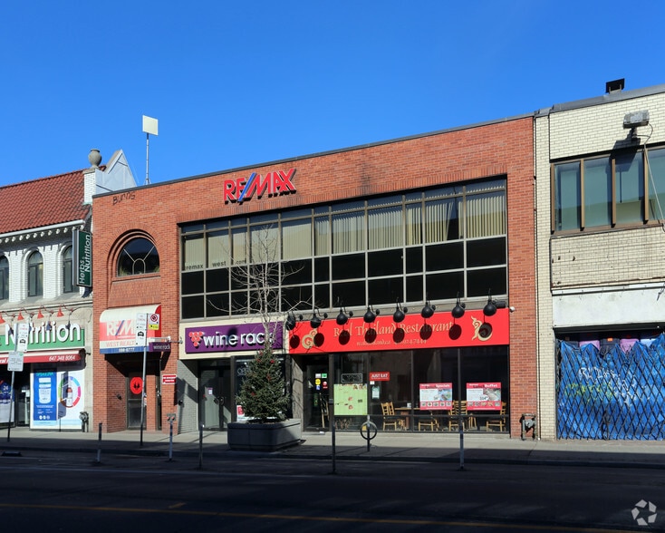 568-570 Bloor St W, Toronto, ON à louer - Photo de l’immeuble – Image 2 sur 11