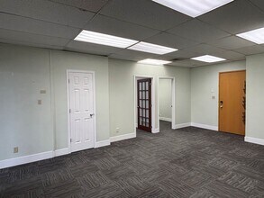 222 16th Ave NE, Calgary, AB à louer Photo intérieure– Image 1 sur 5