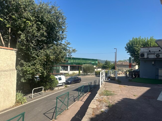 Plus de détails pour 40 Chemin De L'Orme, Grasse - Local commercial à louer
