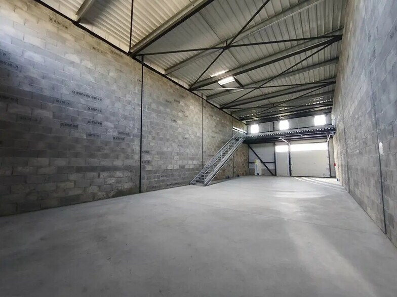 Local d'activités dans Ustaritz à vendre - Photo de l’immeuble – Image 3 sur 5