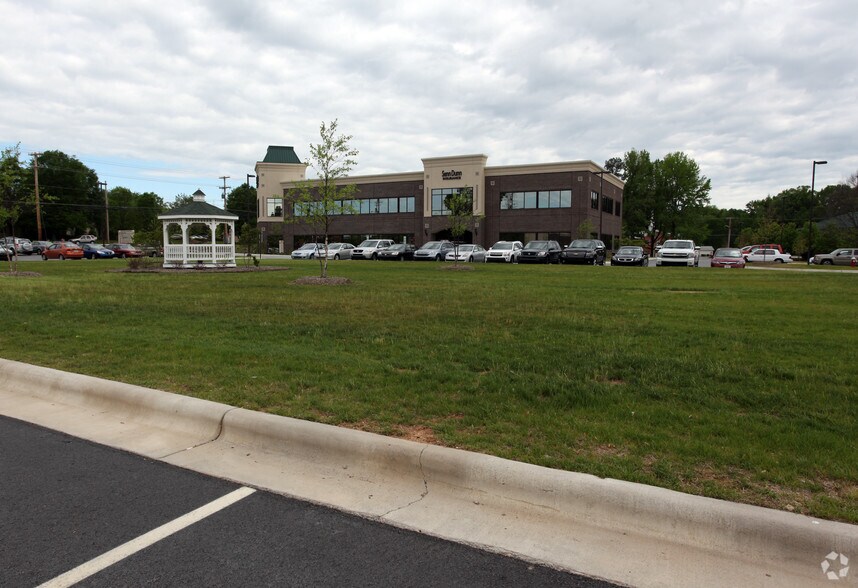 1400 Eastchester Dr, High Point, NC à louer - Photo de l’immeuble – Image 2 sur 11
