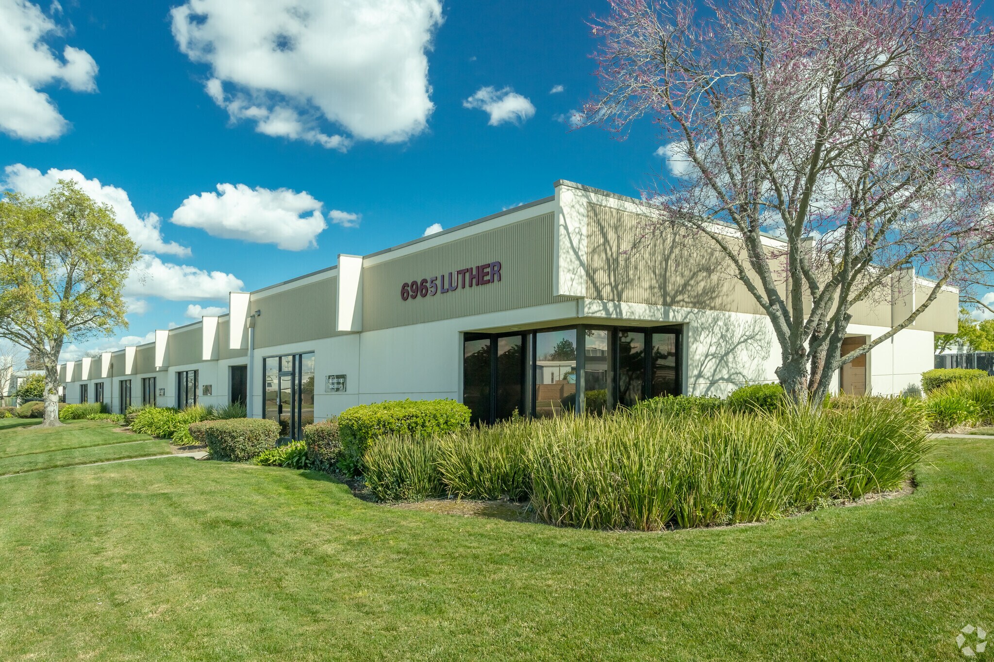 6965 Luther Dr, Sacramento, CA à louer Photo principale– Image 1 sur 4