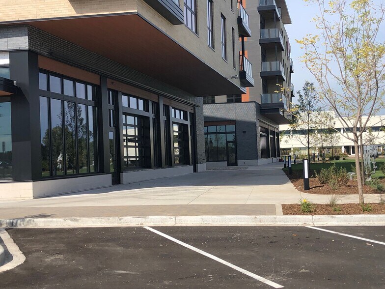 711 Grace St, Bayside, WI à louer - Photo de l’immeuble – Image 3 sur 4