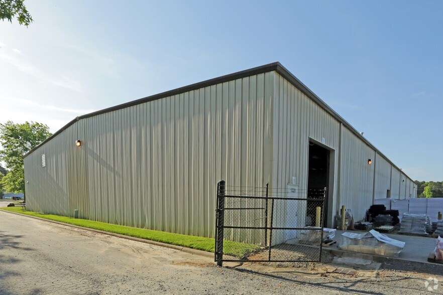1220-1230 Perry Rd, Apex, NC à louer - Photo de l’immeuble – Image 3 sur 4