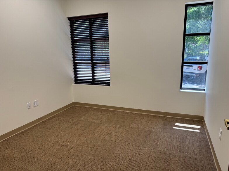 19520 W Catawba Ave, Cornelius, NC à louer - Photo de l’immeuble – Image 2 sur 10