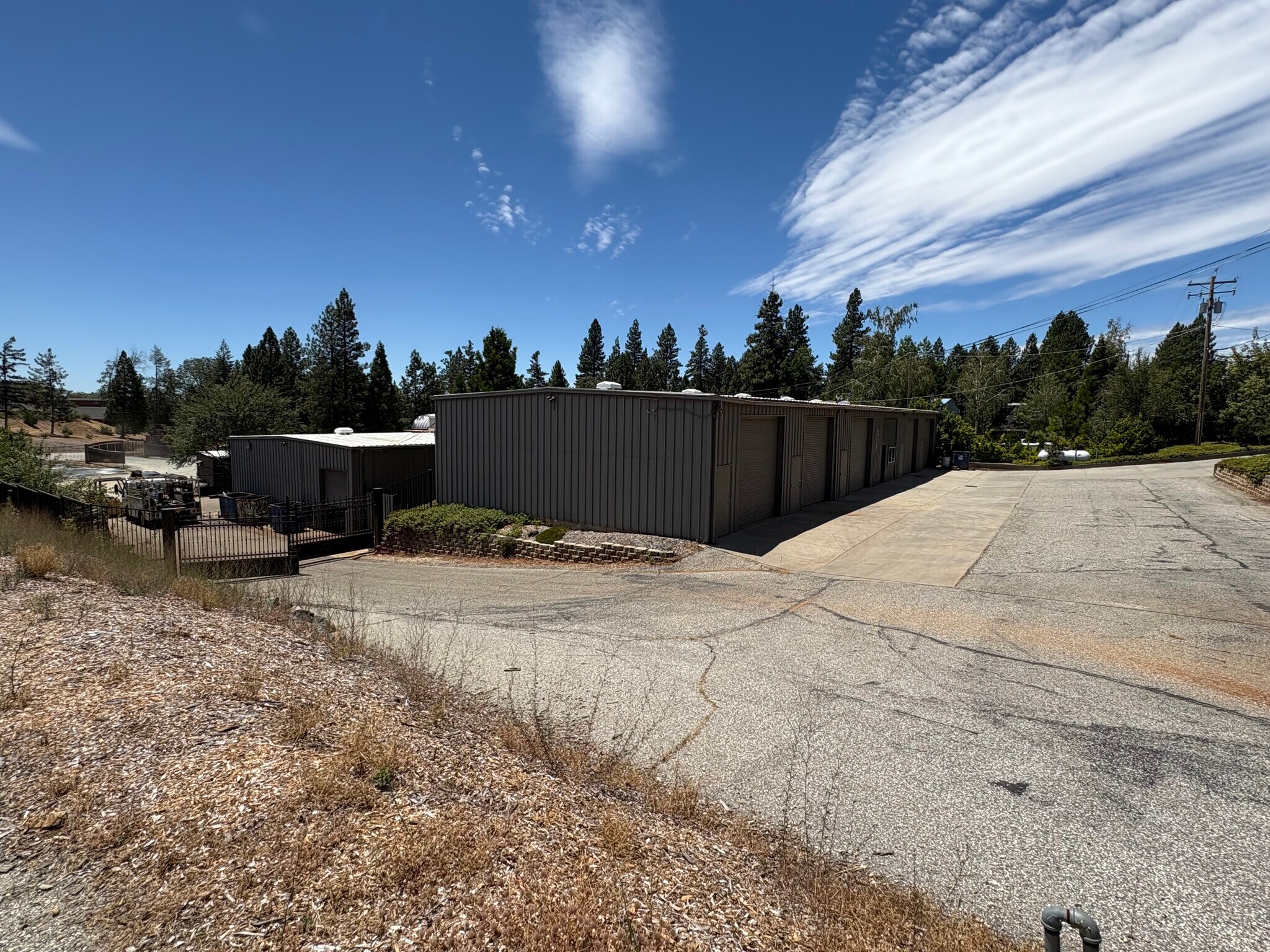 12817 Loma Rica Dr, Grass Valley, CA à louer Photo principale– Image 1 sur 7