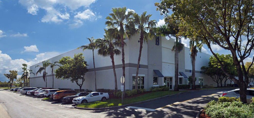 9705 NW 108th Ave, Medley, FL à louer - Photo principale – Image 1 sur 3