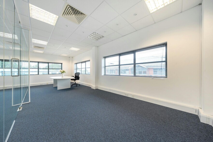 Manor Way, Borehamwood à louer - Photo de l’immeuble – Image 1 sur 23