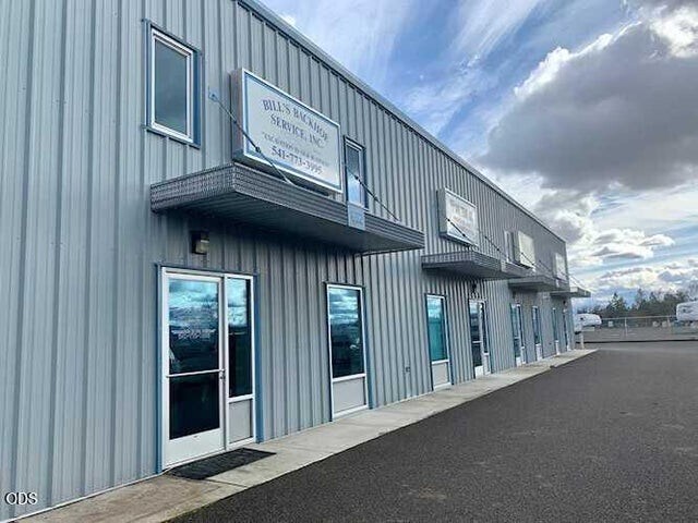 652 W Dutton Rd, Eagle Point, OR à louer - Photo de l’immeuble – Image 2 sur 19
