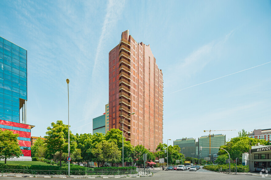 Avenida Burgos, 8 A, Madrid, Madrid à louer - Photo de l’immeuble – Image 2 sur 3
