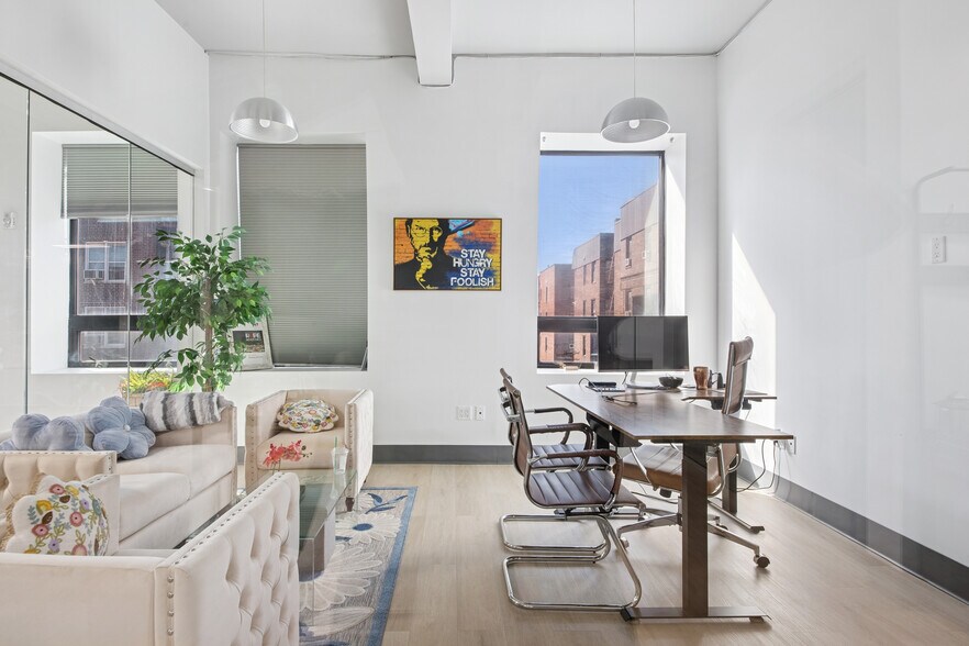 74-09 37th Ave, Jackson Heights, NY à louer - Photo de l’immeuble – Image 2 sur 12