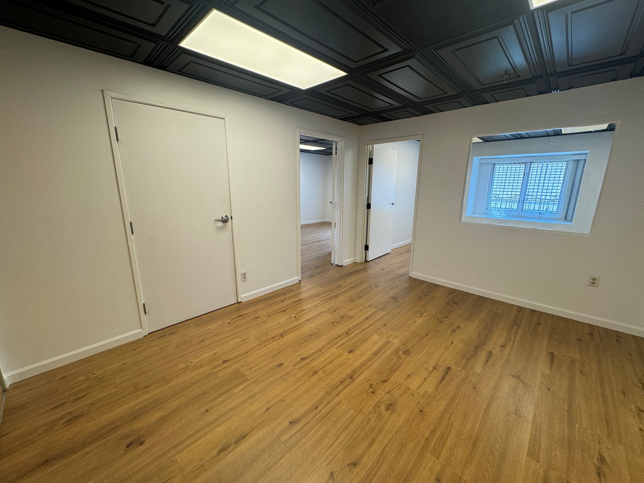 15928 Ventura Blvd, Encino, CA à louer Photo de l’immeuble– Image 1 sur 3
