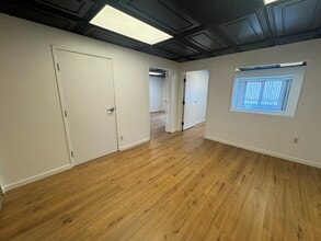 15928 Ventura Blvd, Encino, CA à louer Photo de l’immeuble– Image 1 sur 3