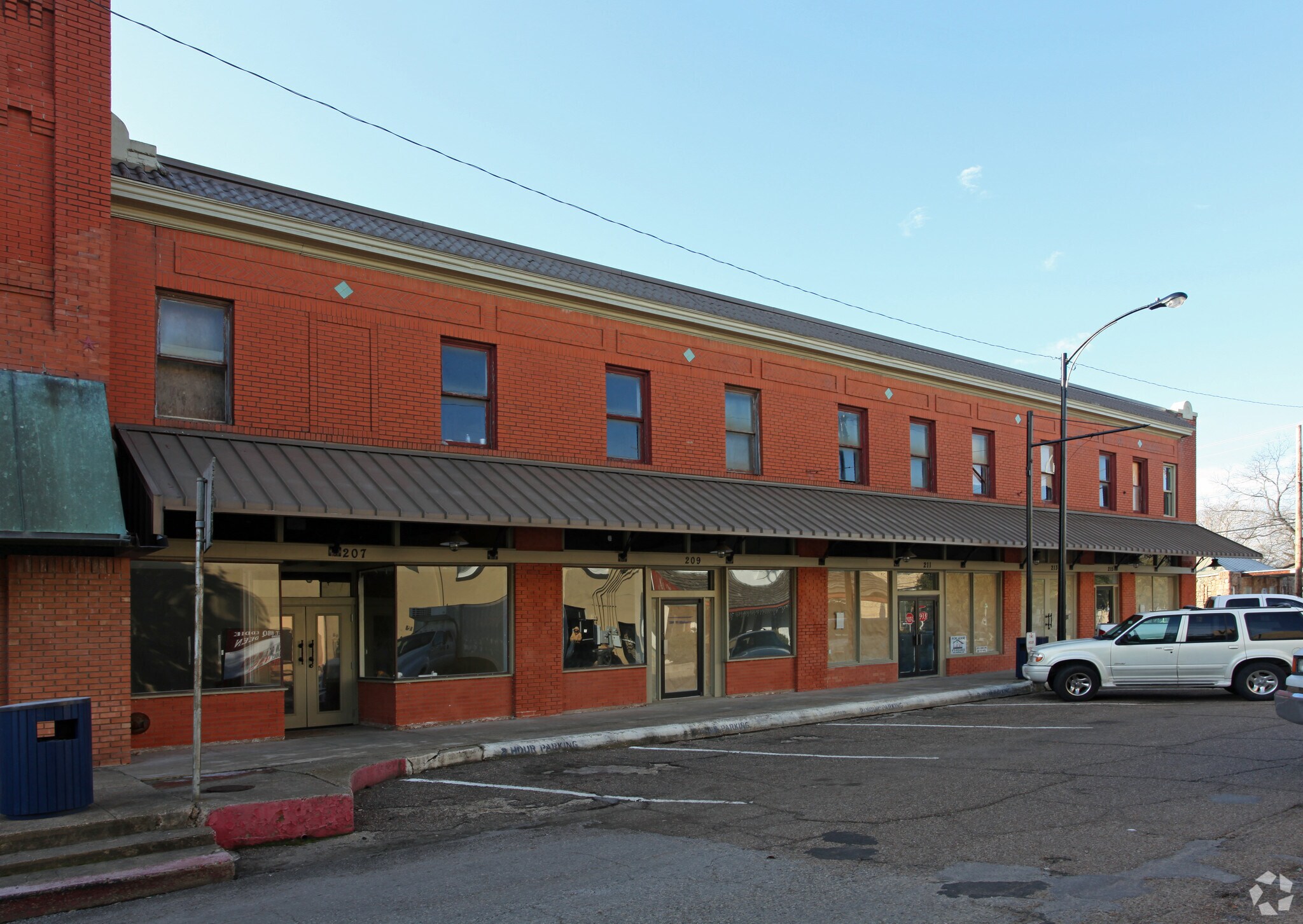 201-215 W Mulberry St, Kaufman, TX à louer Photo principale– Image 1 sur 11