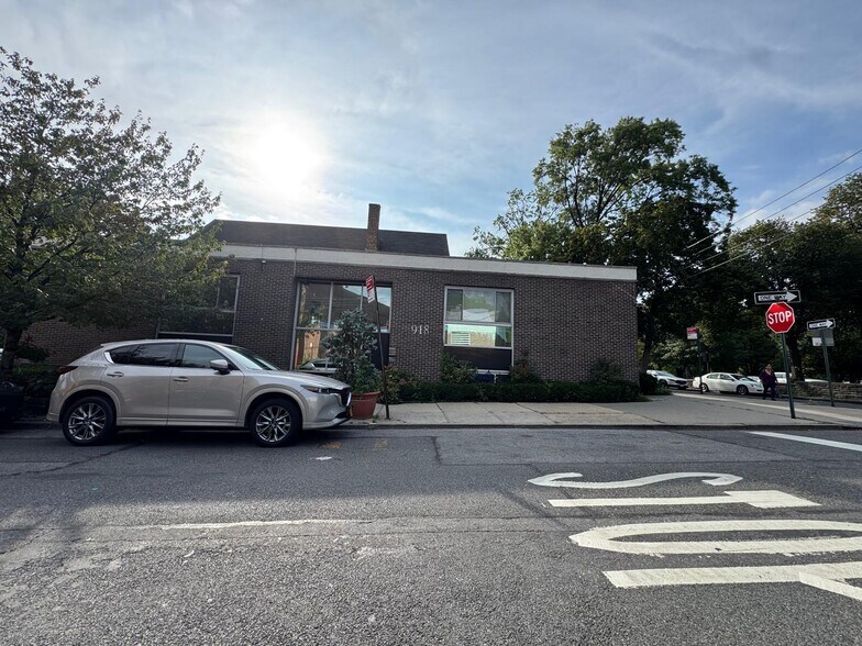 918 Pelham Pky S, Bronx, NY à louer - Photo de l’immeuble – Image 1 sur 4